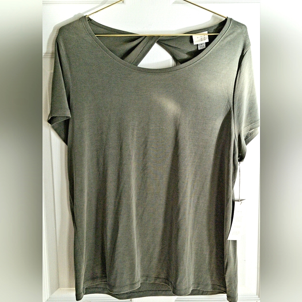 A NEW DAY Twist Knot/ Partial Open Back. Short Sleeve Top.  NWT.  Large
